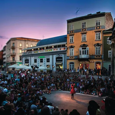 Apartment Awesome In *